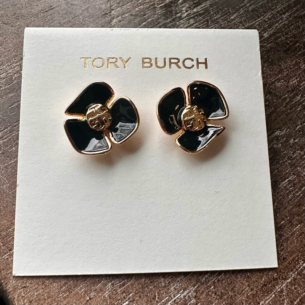 New Tory Burch Fleur Flower Stud Earrings Black Enamel/Gold on TB earring card